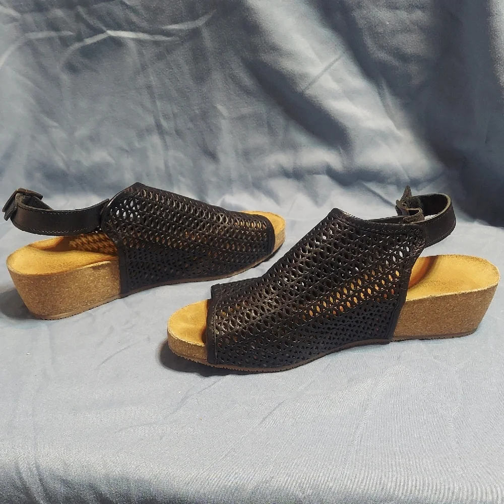 Eric Michael Phoebe Black Laser Cut Leather Cork Wedge Sandals Size 39/8.5